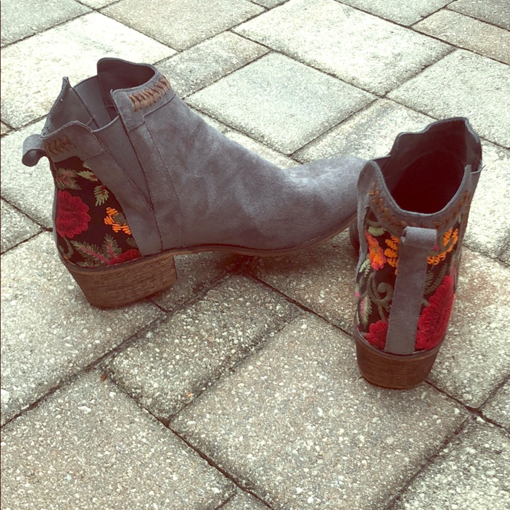 Tiara boots - grey suede size 7.5